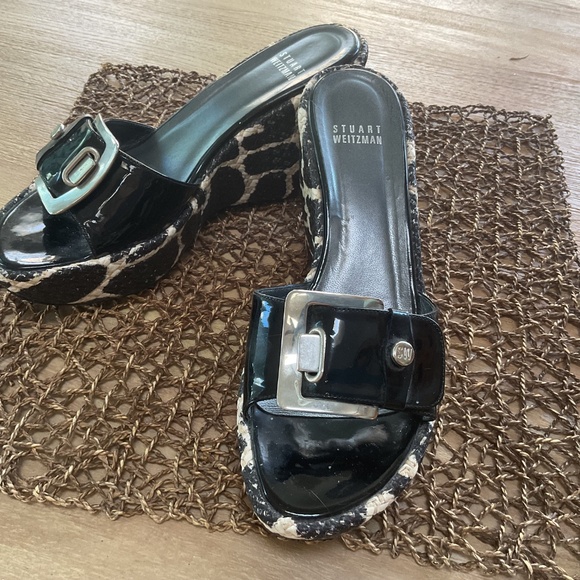 Stuart Weitzman Clipper Black Patent Giraffe Wedge Sandals - Picture 4 of 9